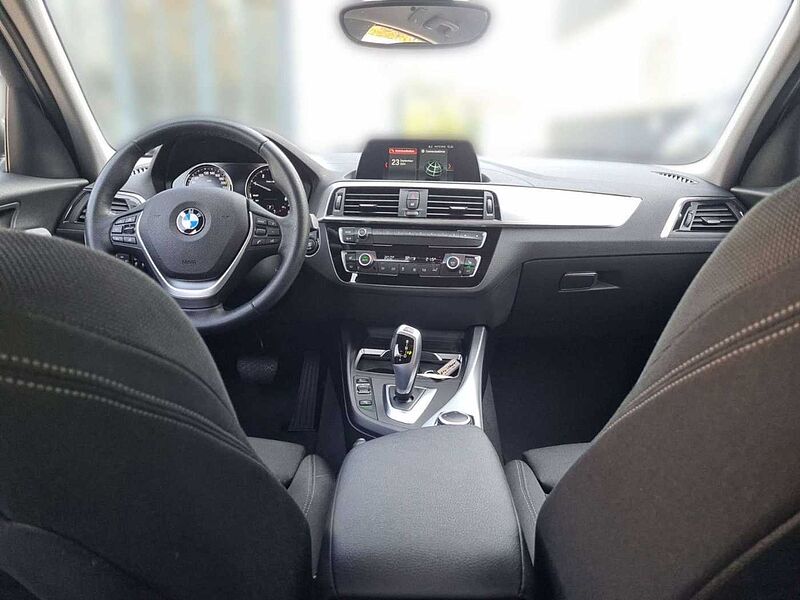 BMW 116 d Sport Line 5-türig Autom. /Navi/LED/PDC/SHZ